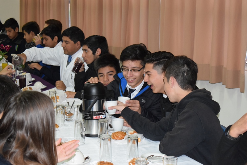 Liceo brinda desayuno a estudiantes de primero y tercero medio